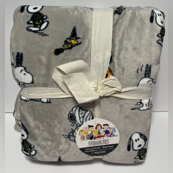 Peanuts Halloween Snoopy Woodstock Mummy Berkshire Full Queen Blanket Throw NEW - Picture 1 of 2
